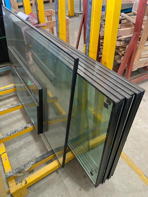 中空鋼化玻璃與鋼化玻璃 特性、差異與應(yīng)用解析